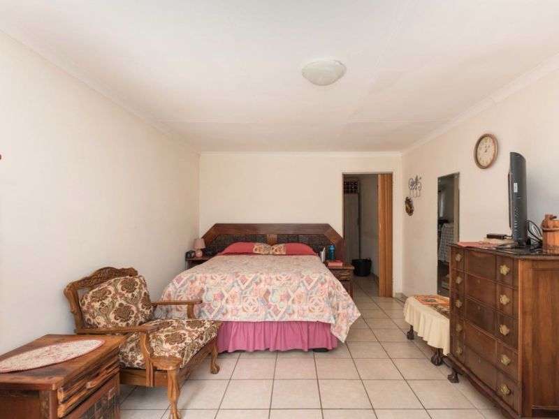 1 Bed Simplex – Secure and Pet-Friendly Starter Home  This neat 1-bedroom simplex offers a great opportunity for first-time buyers or investors. With 39 m2 of living space, the unit includes an open-plan lounge and a functional kitchen with wooden counter tops. The bathroom is compact and convenient, and one covered carport is included.  The unit is pet-friendly and features good security with Spanish bars on the windows and a security gate. The complex offers added peace of mind with armed response, a panic button system, remote-controlled access, and an intercom.  Affordable, secure, and well-located—don’t miss out! Contact us today to arrange a viewing. - Photo 3