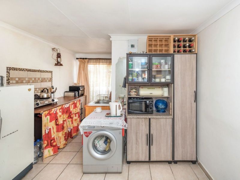 1 Bed Simplex – Secure and Pet-Friendly Starter Home  This neat 1-bedroom simplex offers a great opportunity for first-time buyers or investors. With 39 m2 of living space, the unit includes an open-plan lounge and a functional kitchen with wooden counter tops. The bathroom is compact and convenient, and one covered carport is included.  The unit is pet-friendly and features good security with Spanish bars on the windows and a security gate. The complex offers added peace of mind with armed response, a panic button system, remote-controlled access, and an intercom.  Affordable, secure, and well-located—don’t miss out! Contact us today to arrange a viewing. - Photo 7