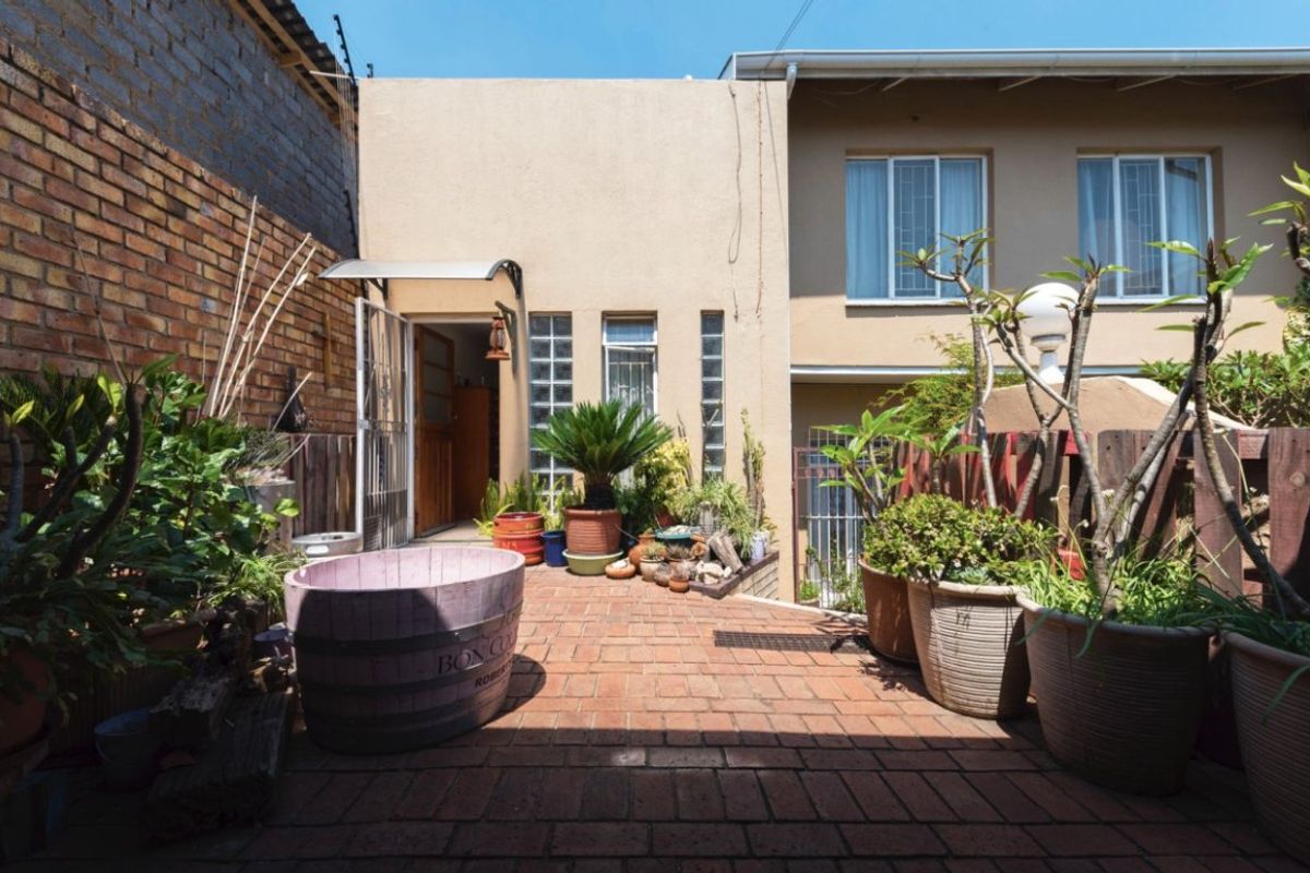 1 Bed Simplex – Secure and Pet-Friendly Starter Home  This neat 1-bedroom simplex offers a great opportunity for first-time buyers or investors. With 39 m2 of living space, the unit includes an open-plan lounge and a functional kitchen with wooden counter tops. The bathroom is compact and convenient, and one covered carport is included.  The unit is pet-friendly and features good security with Spanish bars on the windows and a security gate. The complex offers added peace of mind with armed response, a panic button system, remote-controlled access, and an intercom.  Affordable, secure, and well-located—don’t miss out! Contact us today to arrange a viewing. - Photo 2