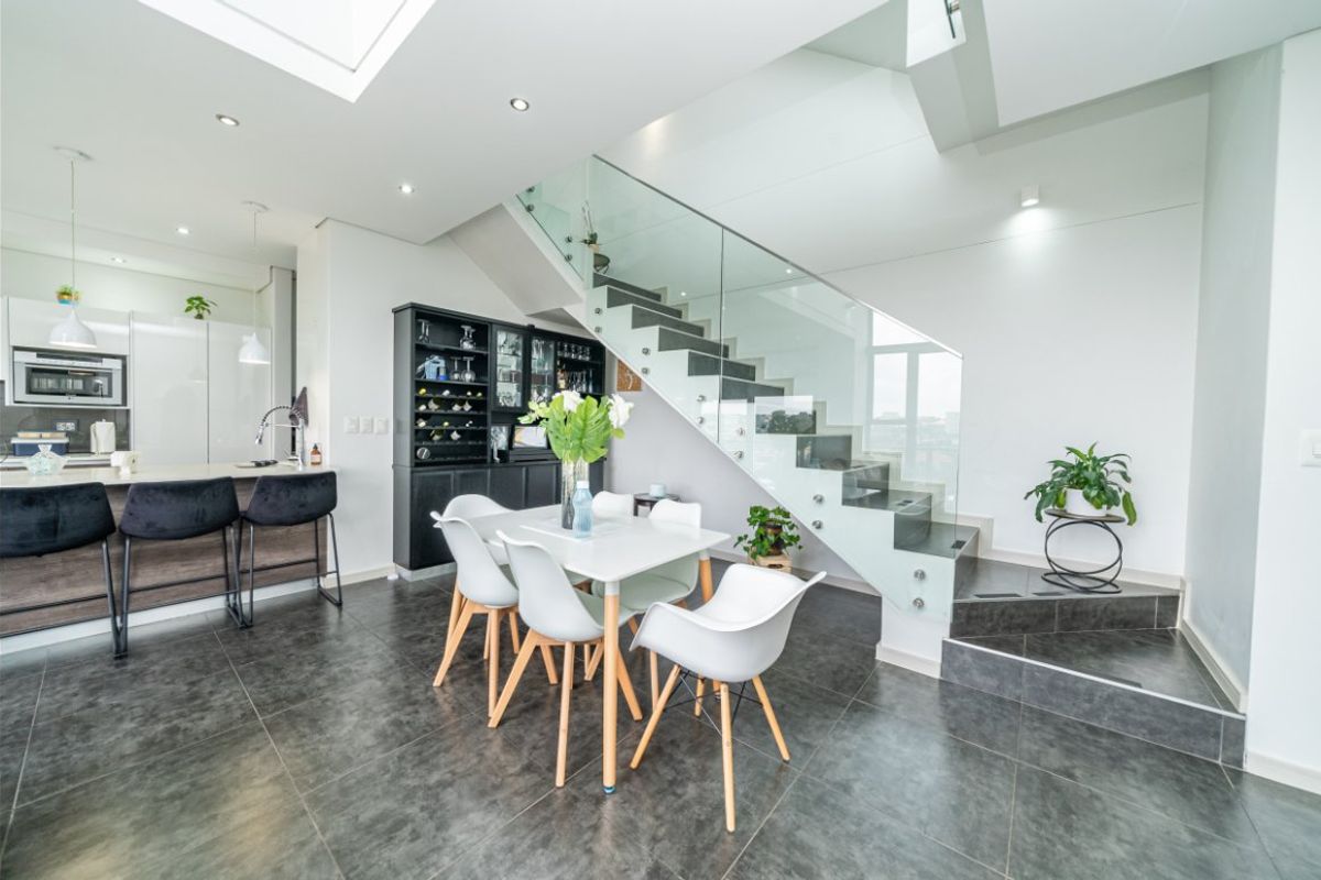 Modern 3-Bedroom Flat with Top-Floor Garden and Luxury Finishes - Photo 2