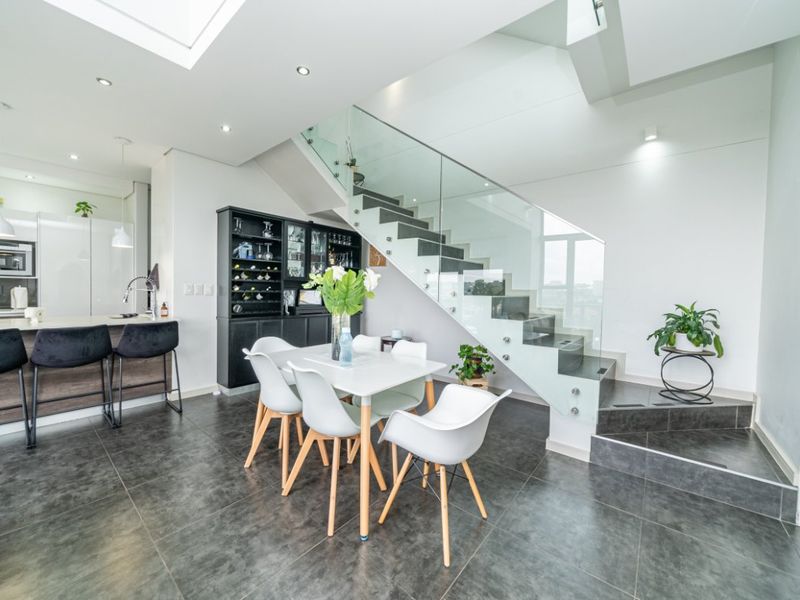 Modern 3-Bedroom Flat with Top-Floor Garden and Luxury Finishes - Photo 2