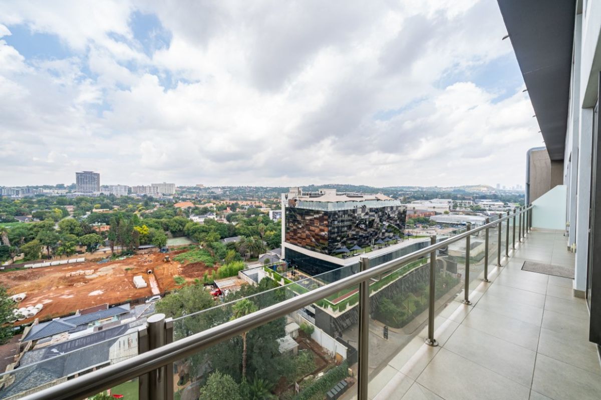 Modern 3-Bedroom Flat with Top-Floor Garden and Luxury Finishes - Photo 5