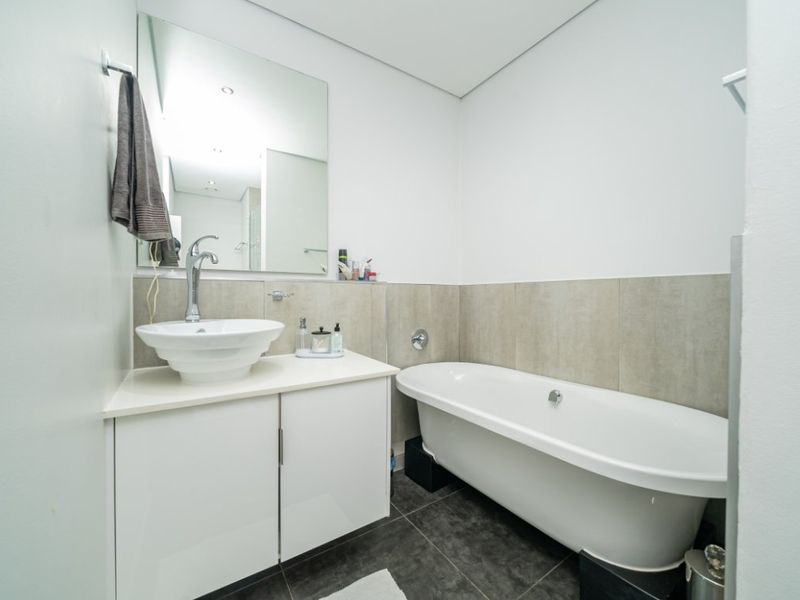 Modern 3-Bedroom Flat with Top-Floor Garden and Luxury Finishes - Photo 7