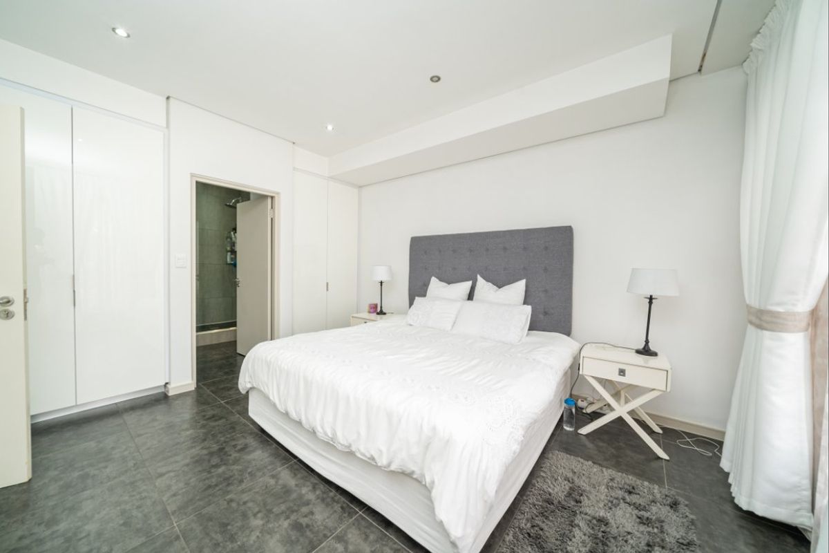 Modern 3-Bedroom Flat with Top-Floor Garden and Luxury Finishes - Photo 3