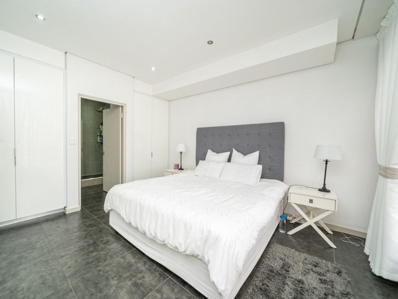 Modern 3-Bedroom Flat with Top-Floor Garden and Luxury Finishes - Photo 3