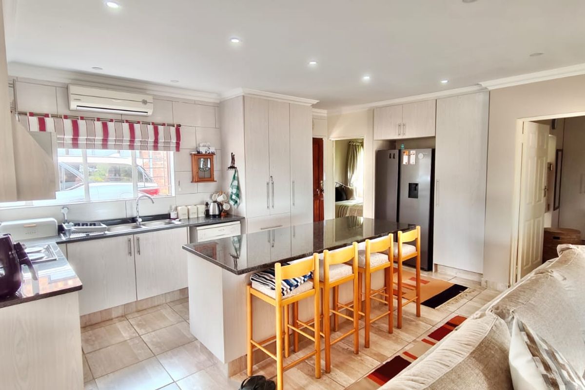 Modern Pet-Friendly Family Retreat on the Banks of the Vaal Dam - Photo 5