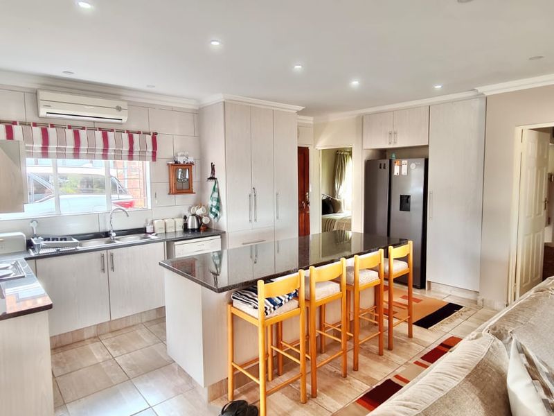 Modern Pet-Friendly Family Retreat on the Banks of the Vaal Dam - Photo 5