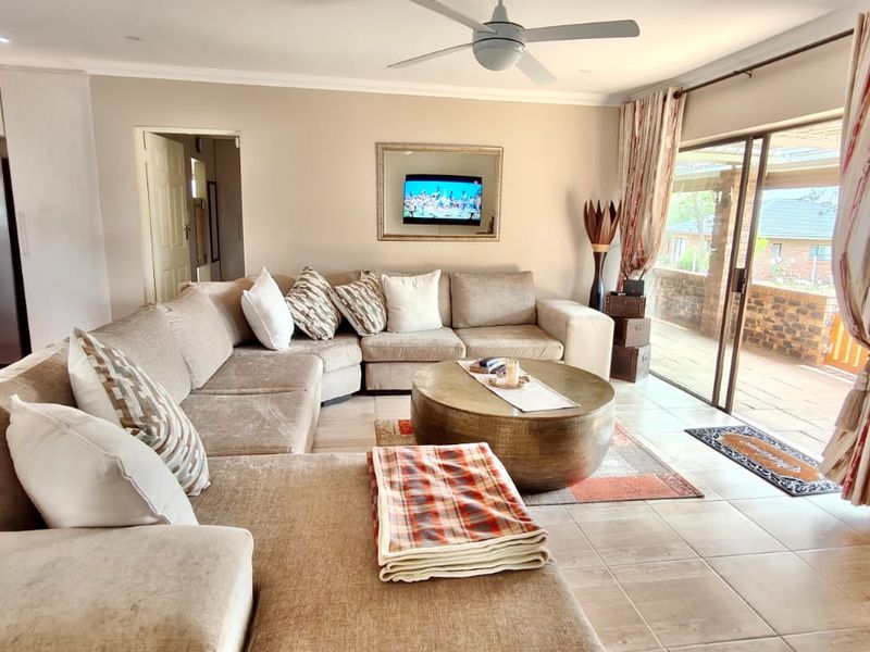 Modern Pet-Friendly Family Retreat on the Banks of the Vaal Dam - Photo 3