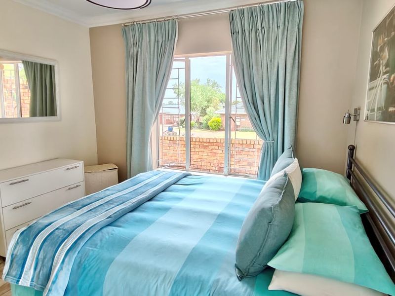 Modern Pet-Friendly Family Retreat on the Banks of the Vaal Dam - Photo 7