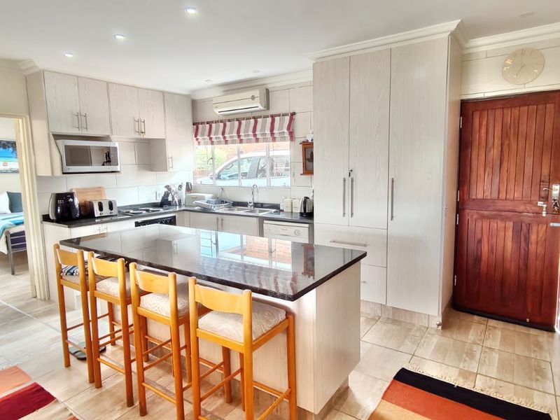 Modern Pet-Friendly Family Retreat on the Banks of the Vaal Dam - Photo 6