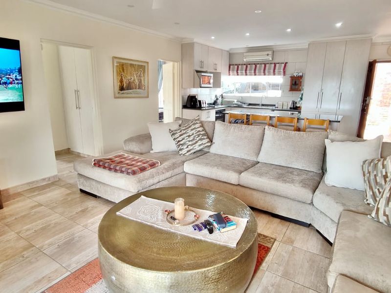 Modern Pet-Friendly Family Retreat on the Banks of the Vaal Dam - Photo 2