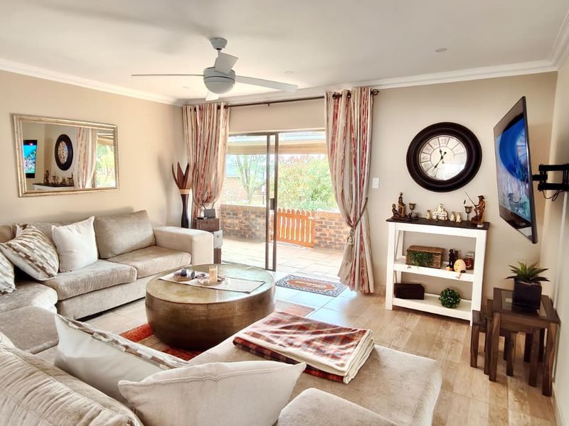 Modern Pet-Friendly Family Retreat on the Banks of the Vaal Dam - Photo 1