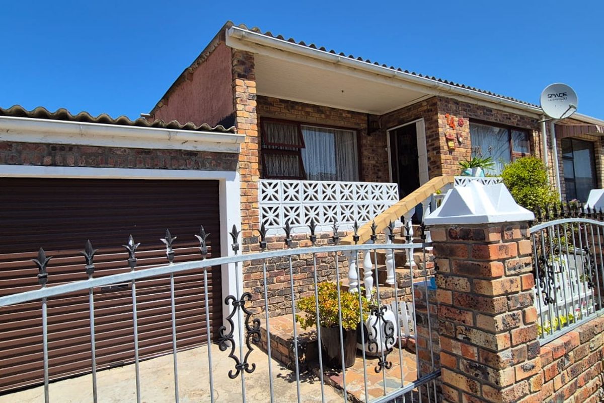 Total separate cottage with neat well loved family home - Photo 2