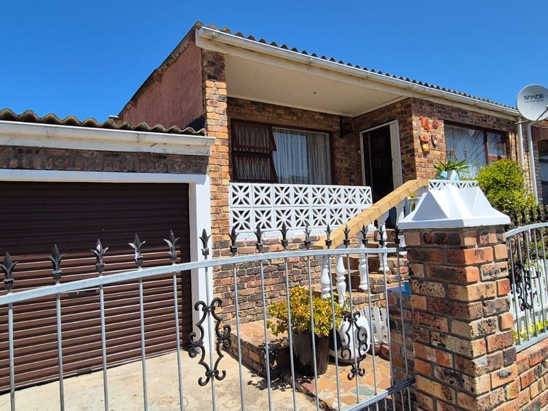 Total separate cottage with neat well loved family home - Photo 2