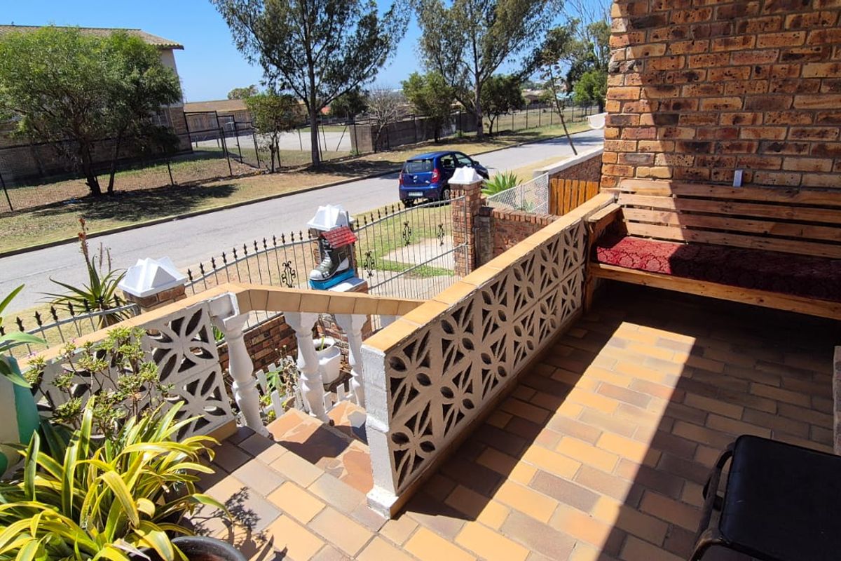 Total separate cottage with neat well loved family home - Photo 4