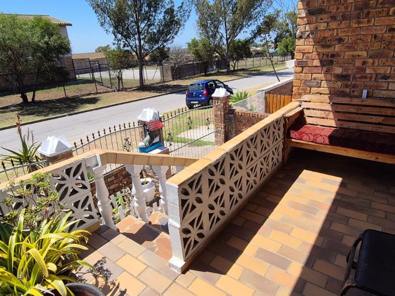 Total separate cottage with neat well loved family home - Photo 4