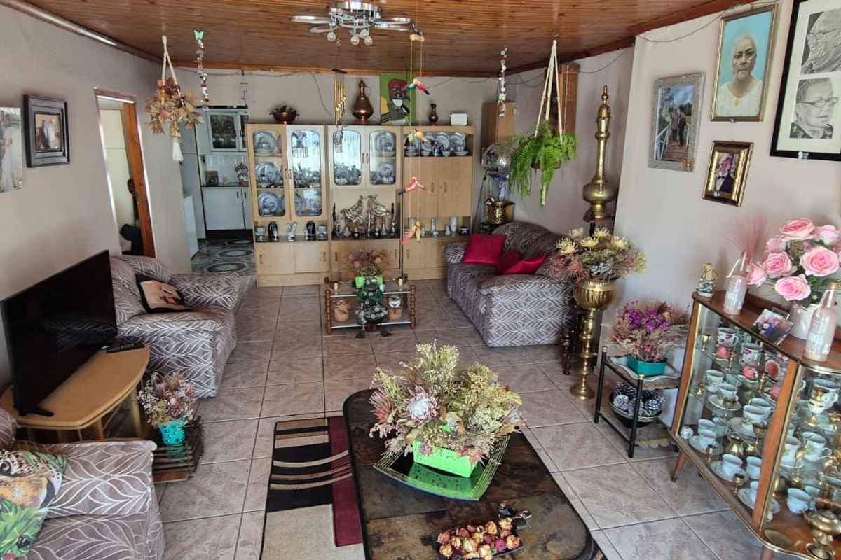 Total separate cottage with neat well loved family home - Photo 5