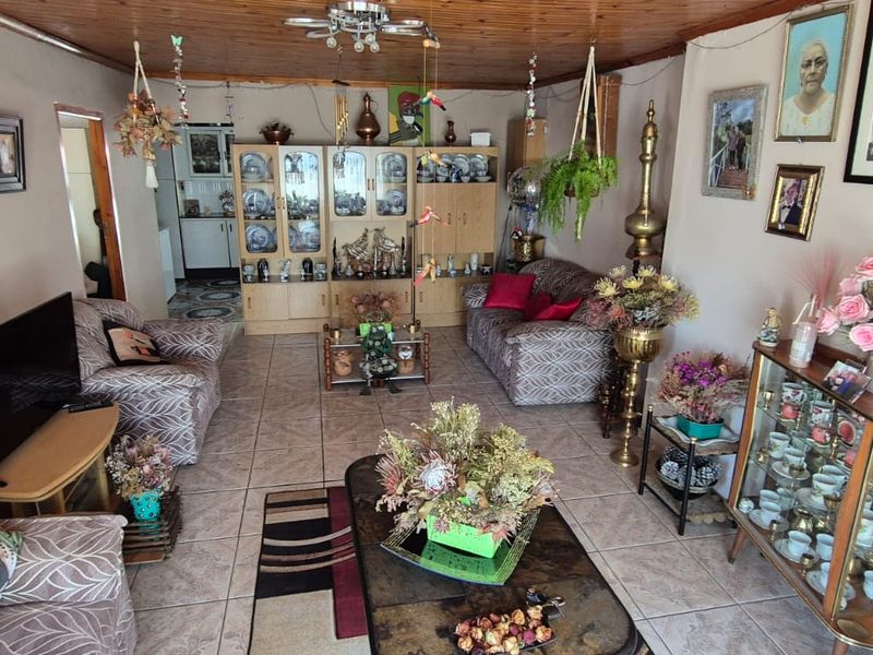 Total separate cottage with neat well loved family home - Photo 5