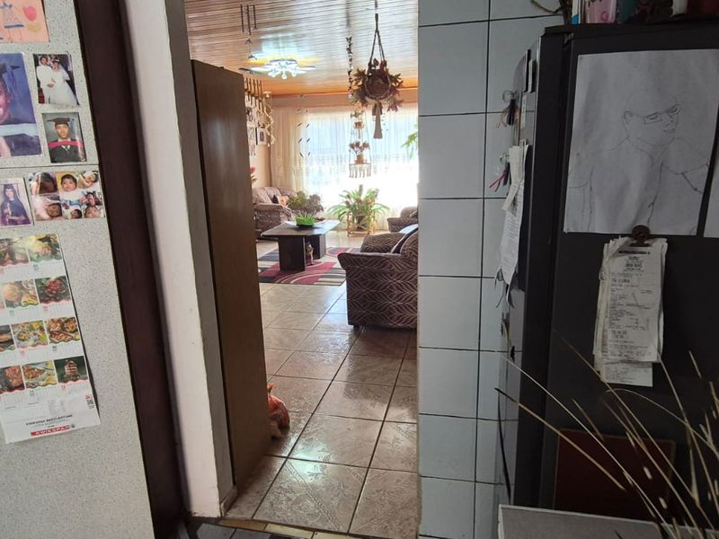 Total separate cottage with neat well loved family home - Photo 10