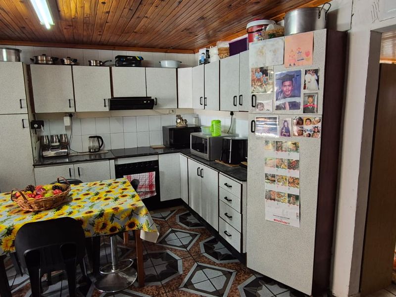 Total separate cottage with neat well loved family home - Photo 8