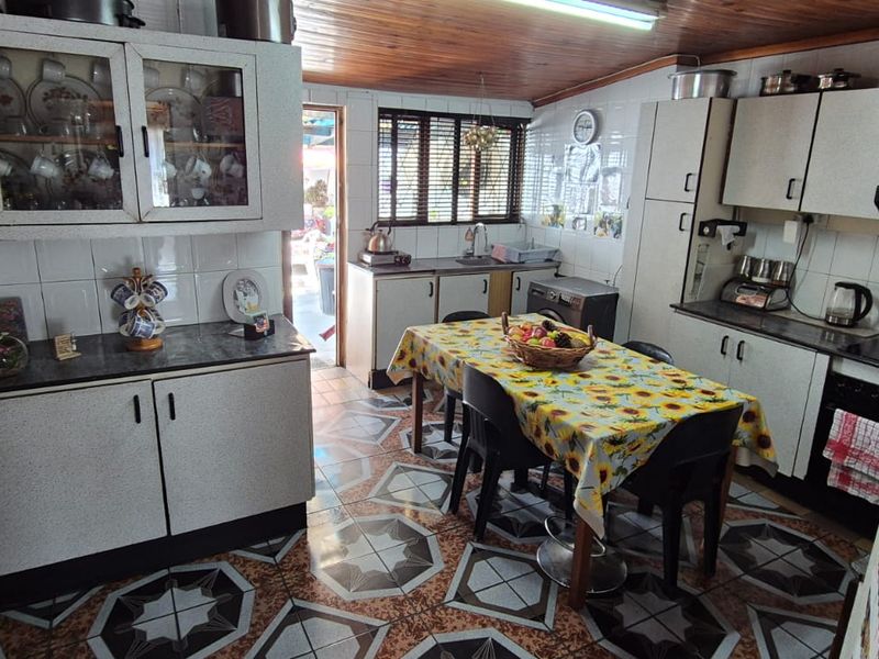 Total separate cottage with neat well loved family home - Photo 7