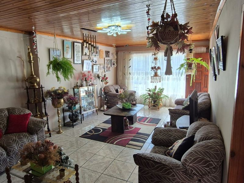 Total separate cottage with neat well loved family home - Photo 6