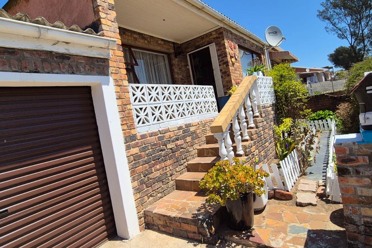 Total separate cottage with neat well loved family home - Photo 3