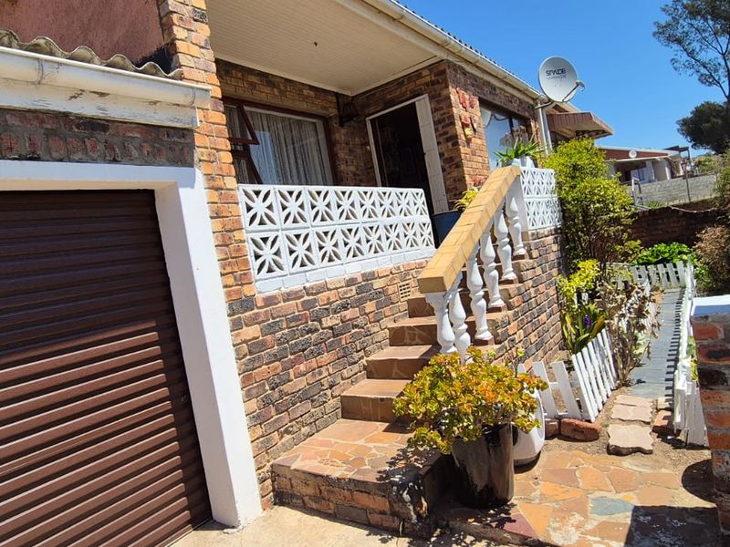 Total separate cottage with neat well loved family home - Photo 3