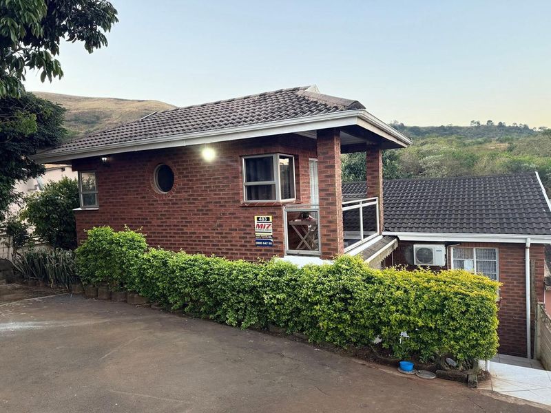 Warmth, comfort, views,  and versatility , a cosy haven just for you, this home has it all. - Photo 2