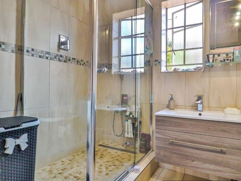 A well-positioned double storey house  - Photo 8