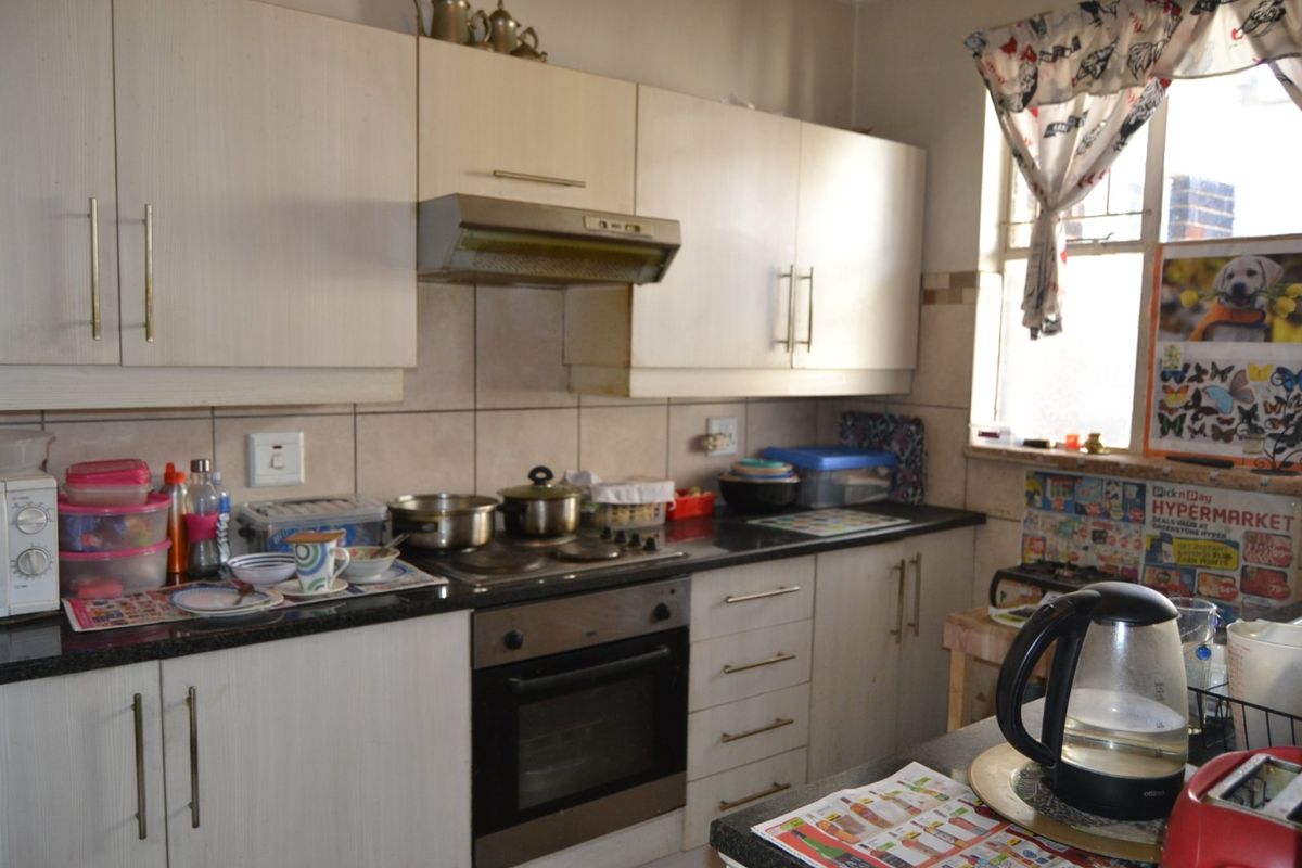 Modern 2-Bedroom Flat for Sale - Photo 2