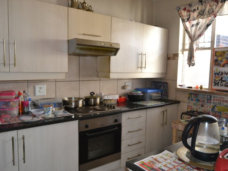 Modern 2-Bedroom Flat for Sale - Photo 2