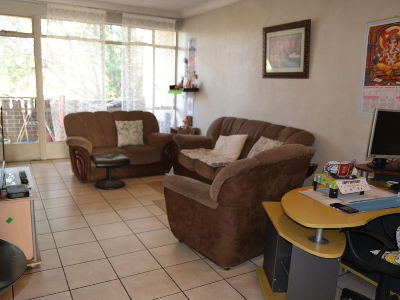 Modern 2-Bedroom Flat for Sale - Photo 3