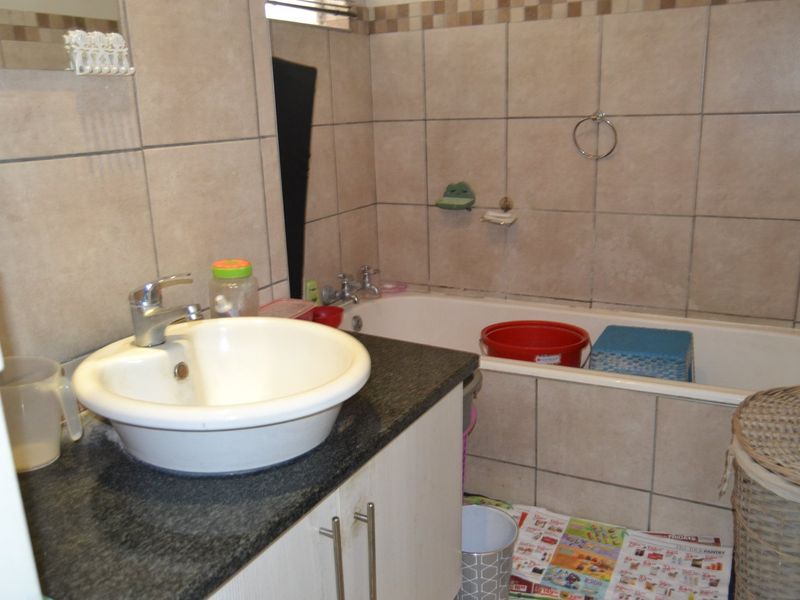 Modern 2-Bedroom Flat for Sale - Photo 5