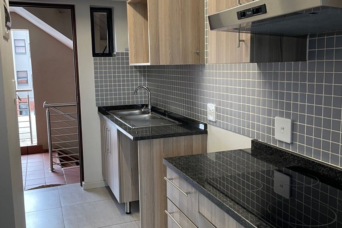 Modern 1-Bedroom Flat with Pool and 24-Hour Security for Sale - Photo 3