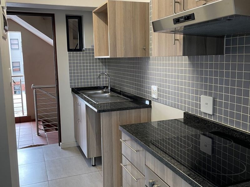 Modern 1-Bedroom Flat with Pool and 24-Hour Security for Sale - Photo 3