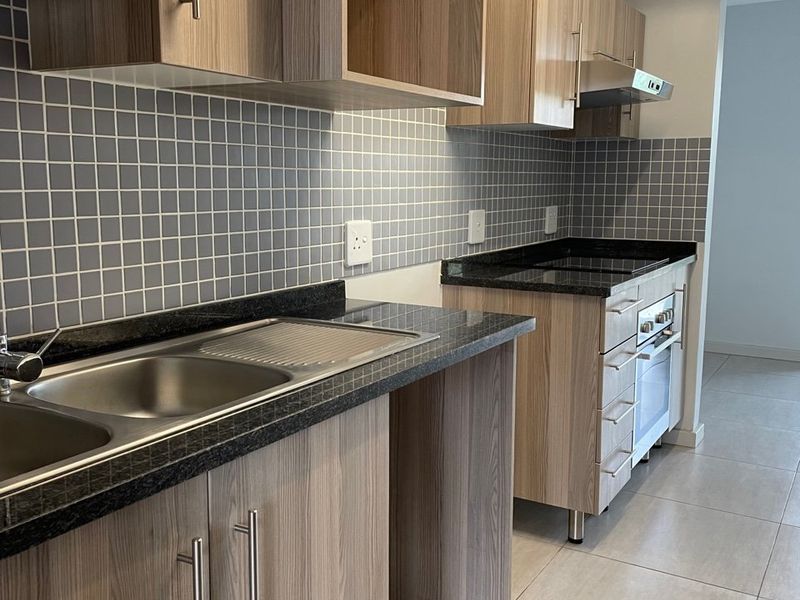Modern 1-Bedroom Flat with Pool and 24-Hour Security for Sale - Photo 7
