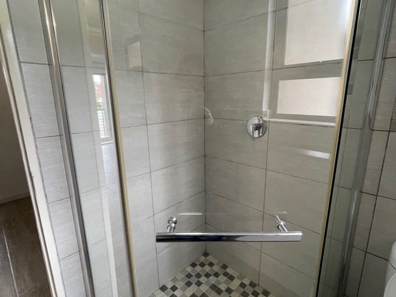 Modern 1-Bedroom Flat with Pool and 24-Hour Security for Sale - Photo 6