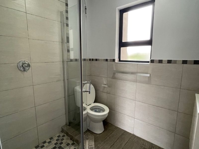 Modern 1-Bedroom Flat with Pool and 24-Hour Security for Sale - Photo 8