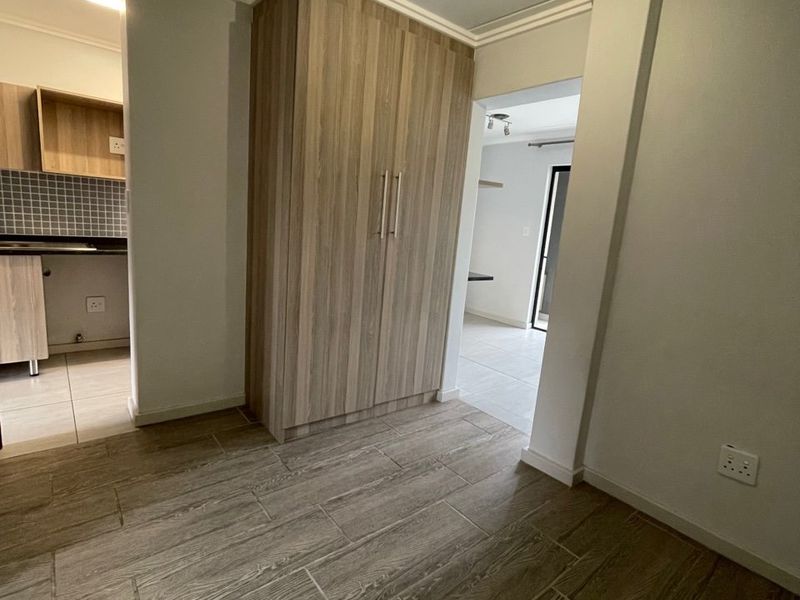 Modern 1-Bedroom Flat with Pool and 24-Hour Security for Sale - Photo 5