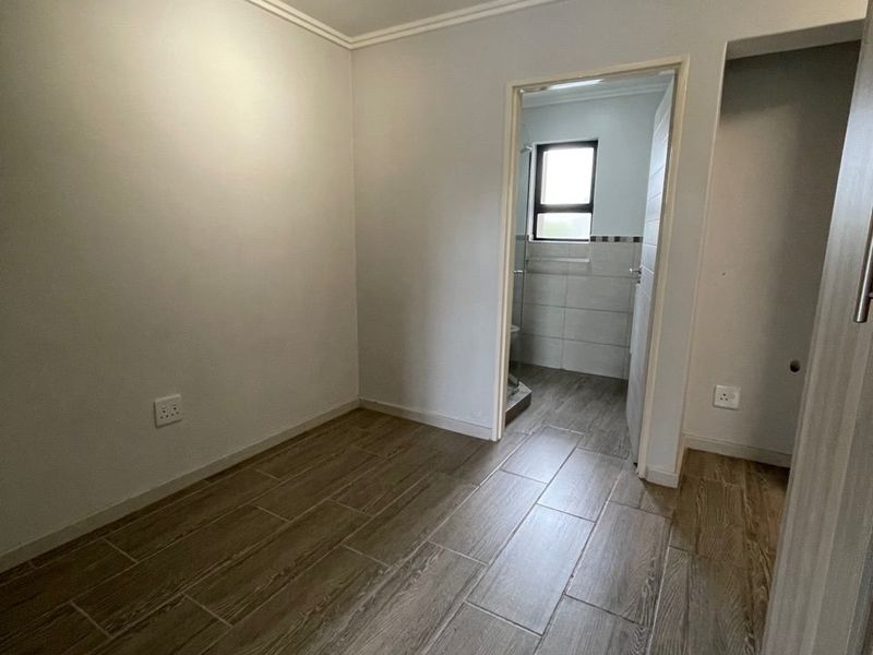 Modern 1-Bedroom Flat with Pool and 24-Hour Security for Sale - Photo 4