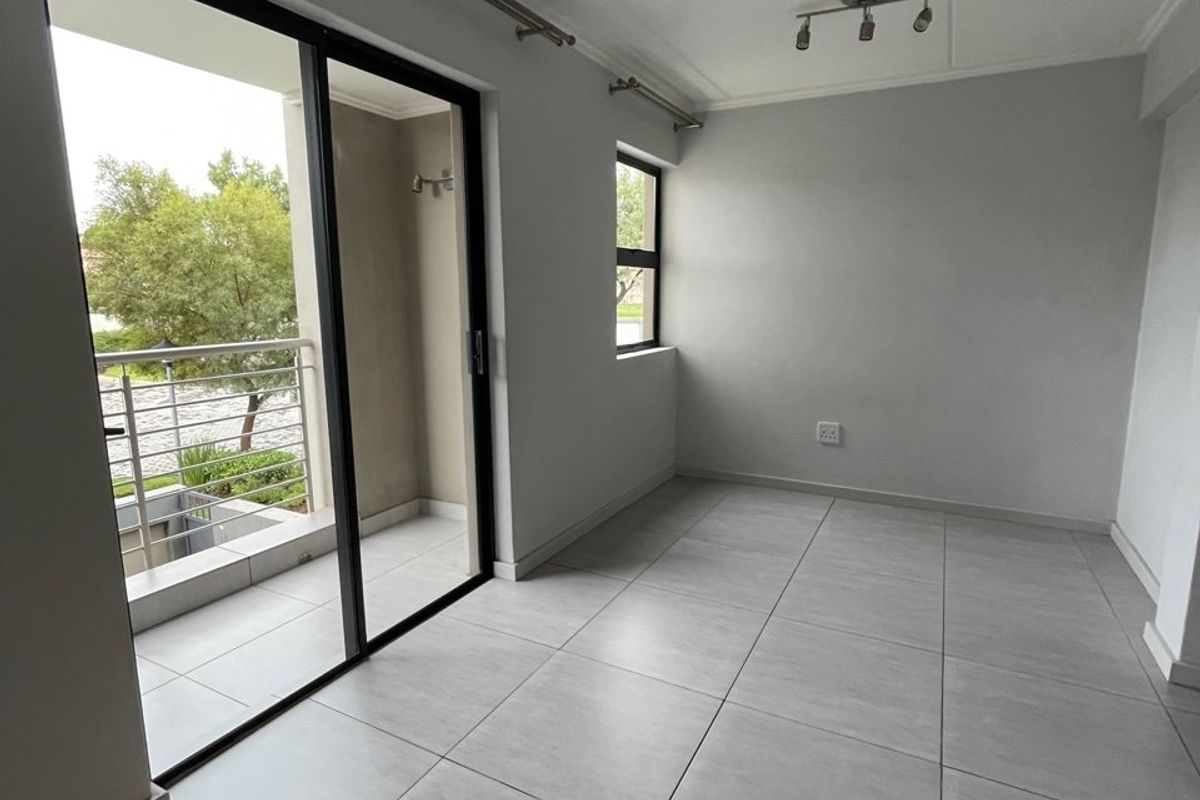 Modern 1-Bedroom Flat with Pool and 24-Hour Security for Sale - Photo 2