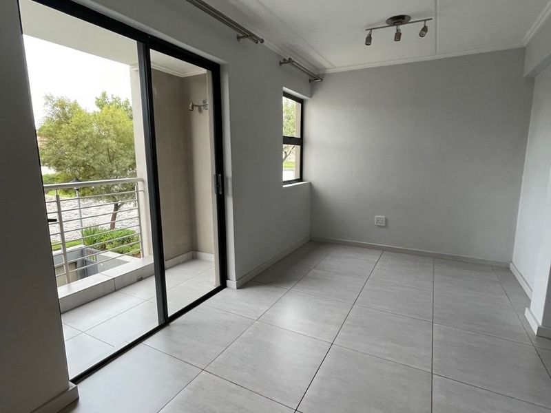 Modern 1-Bedroom Flat with Pool and 24-Hour Security for Sale - Photo 2
