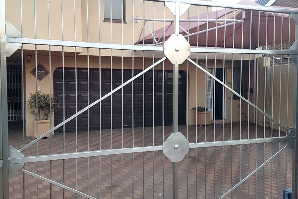 Spacious 4-Bedroom Family Home with Cottage, Pool, and Top Security - Photo 4