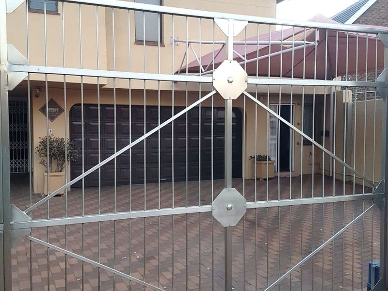 Spacious 4-Bedroom Family Home with Cottage, Pool, and Top Security - Photo 4