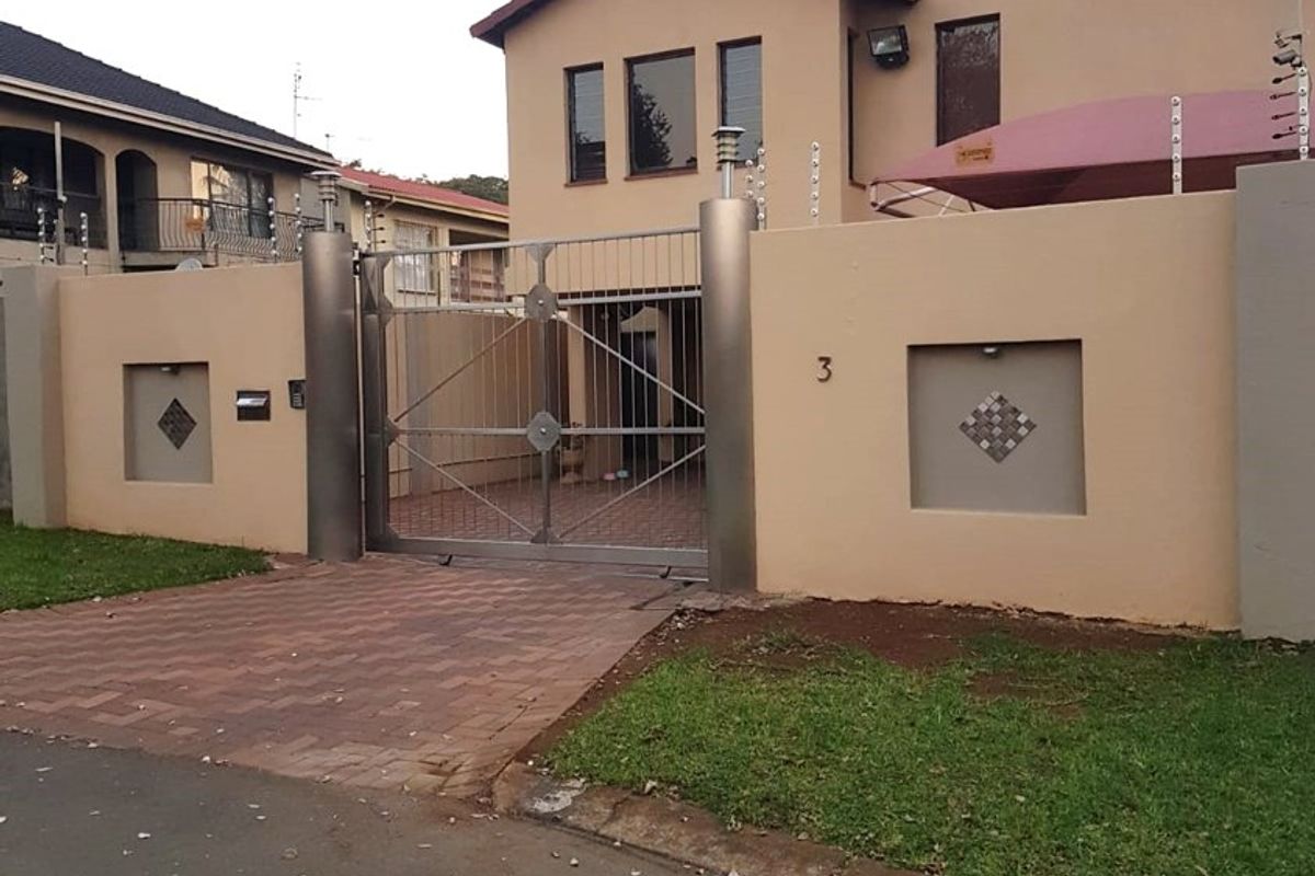 Spacious 4-Bedroom Family Home with Cottage, Pool, and Top Security - Photo 3