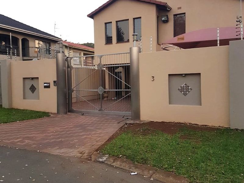 Spacious 4-Bedroom Family Home with Cottage, Pool, and Top Security - Photo 3