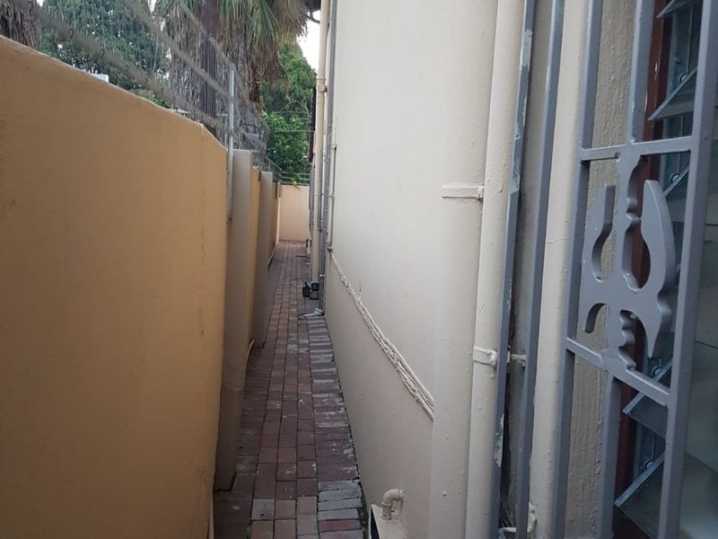 Spacious 4-Bedroom Family Home with Cottage, Pool, and Top Security - Photo 9