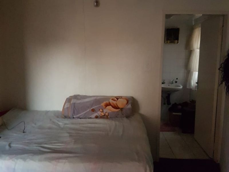 Spacious 4-Bedroom Family Home with Cottage, Pool, and Top Security - Photo 7