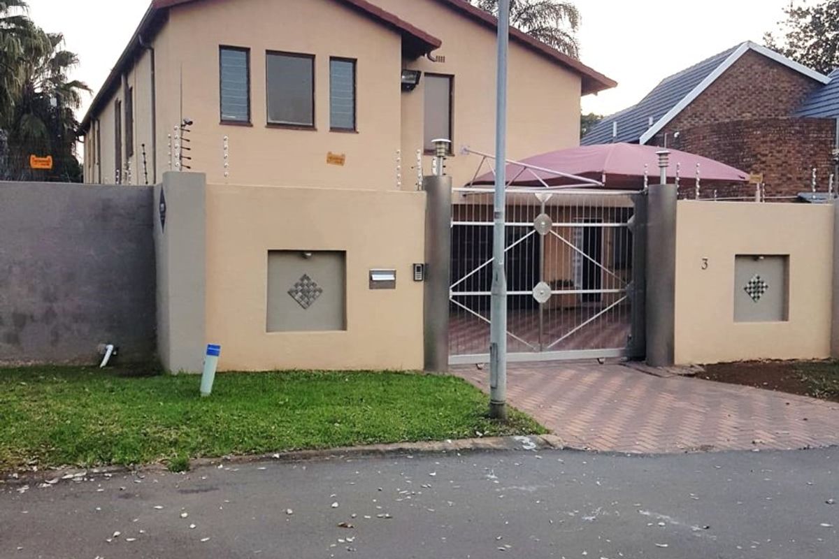 Spacious 4-Bedroom Family Home with Cottage, Pool, and Top Security - Photo 2